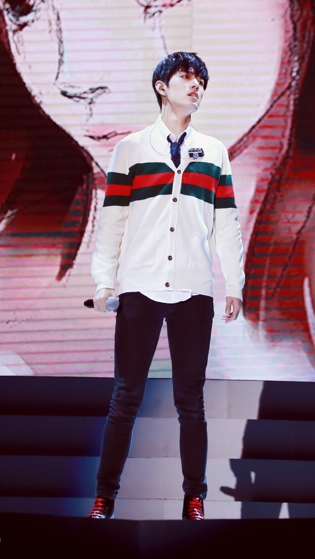 肖战超温柔的舞台战，好帅好养眼！ 