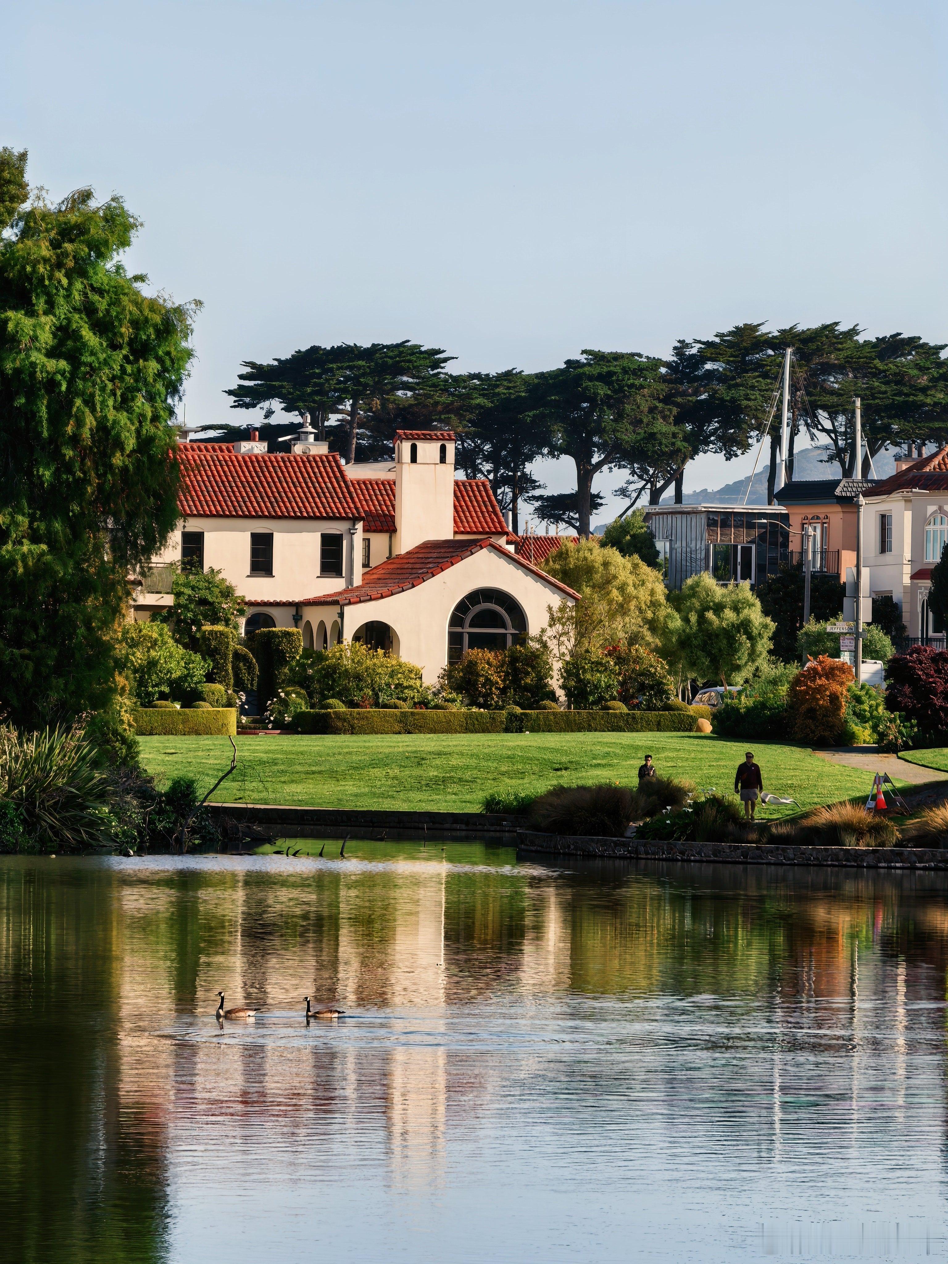 加州的阳光名不虚传太阳下很暖和不热没有太阳有风反而冷早上还以为今天不是大太阳呢依