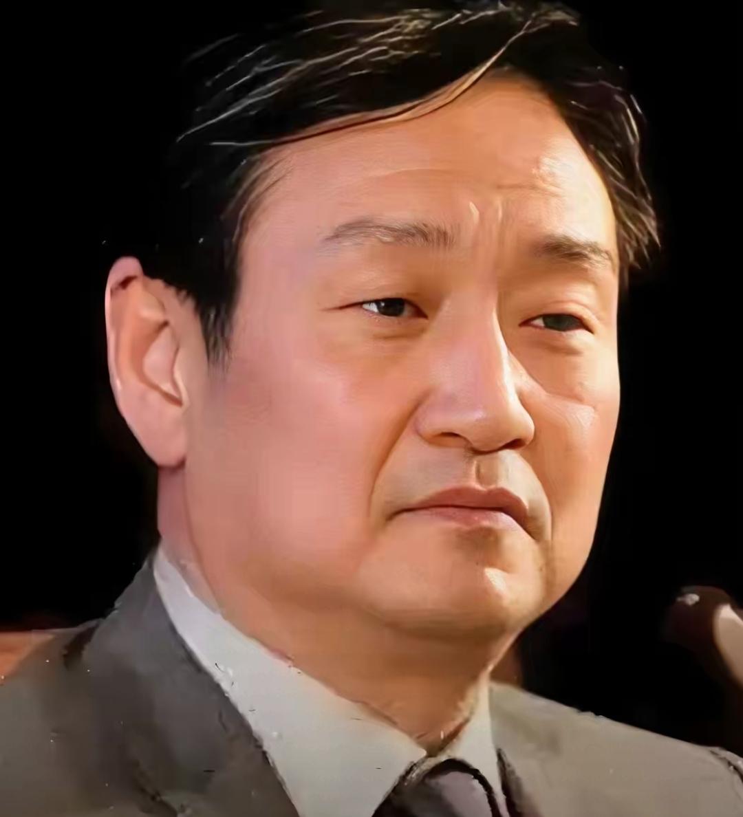 这是巴图与他的两位父亲的照片，一位是亲生父亲英达，另一位是继父赵玉吉。巴图长得挺