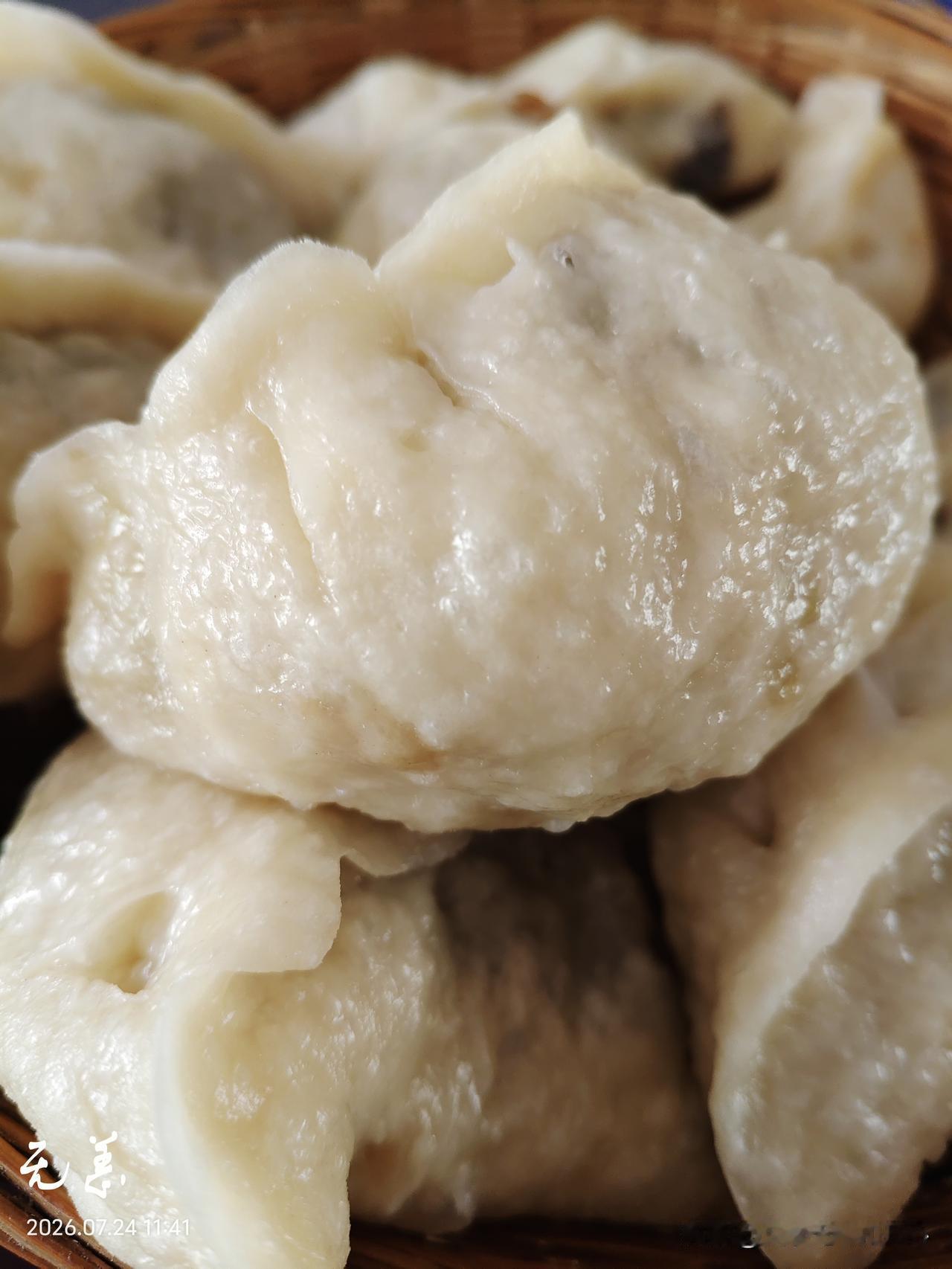 终于把萝卜种上了，土地虽然还是有些粘铁锹，但是也凑活种上了，不然就误了农时，长不