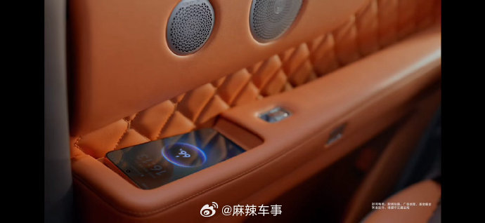 魏牌V9X首发车门扶手无线充电 一般车里的手机无线充电面板都在前排中控位置，魏牌