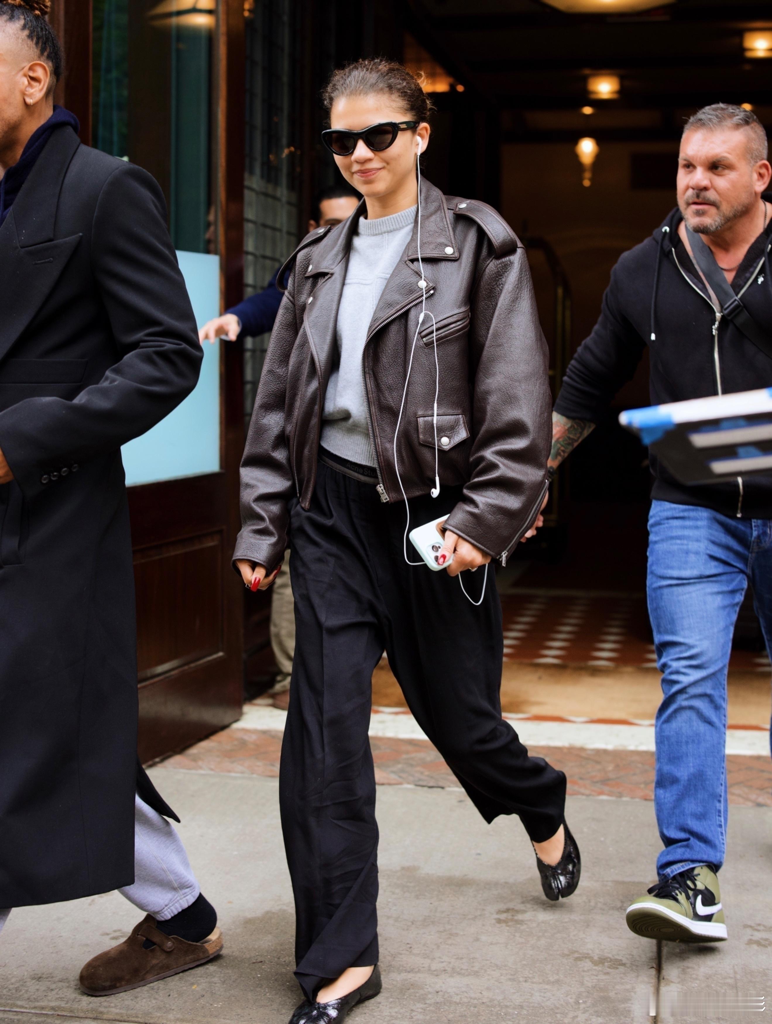 【高清】Zendaya Styles in a Leather Biker Ja