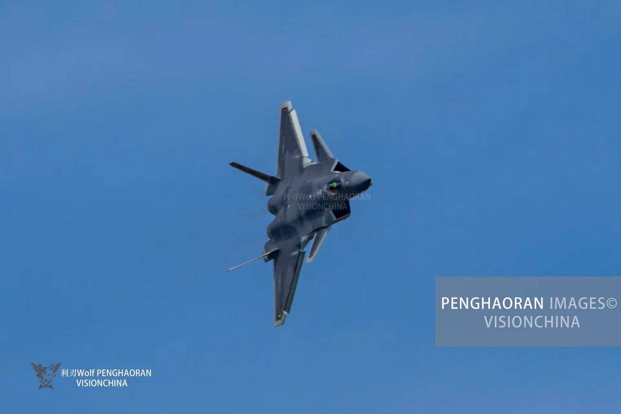 弹指15载，威龙破云起。歼20首飞 15周年 歼20高难度动作震撼全场 热点