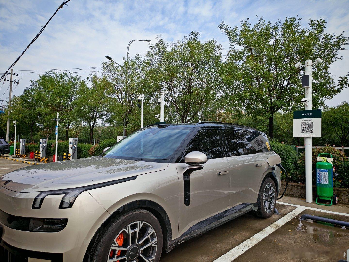 现在的充电站基本上蔚小理都在一起了好一点儿的还有宁德时代换电站用户充电也是越来越