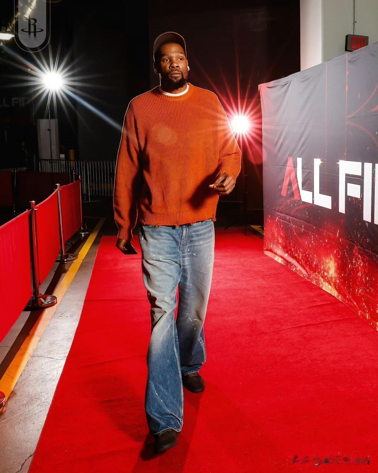 杜兰特应该是待遇最差的超巨了吧？
37岁的杜兰特，场均场上时间联盟第三！赛季至今