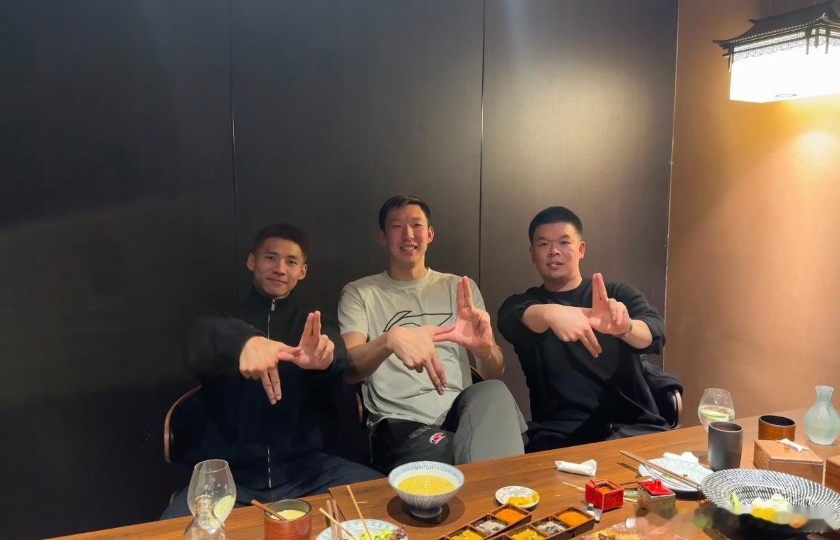 周琦也比出“以下范上”🏀！琦，睿的快乐你不懂！与盛宇、唐日辉联动cba