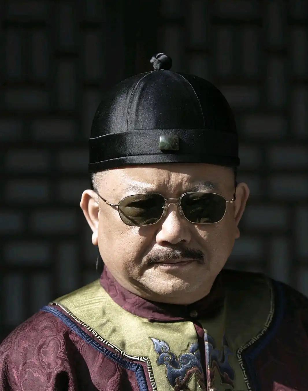 和珅聪明过人，为什么不提前讨好或巴结一下嘉庆呢？和珅不是不懂其中的厉害，是真的不