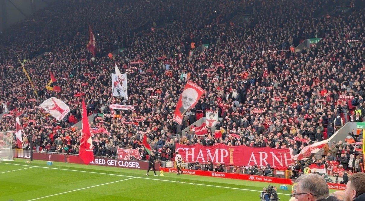 场边出现了斯洛特的横幅 