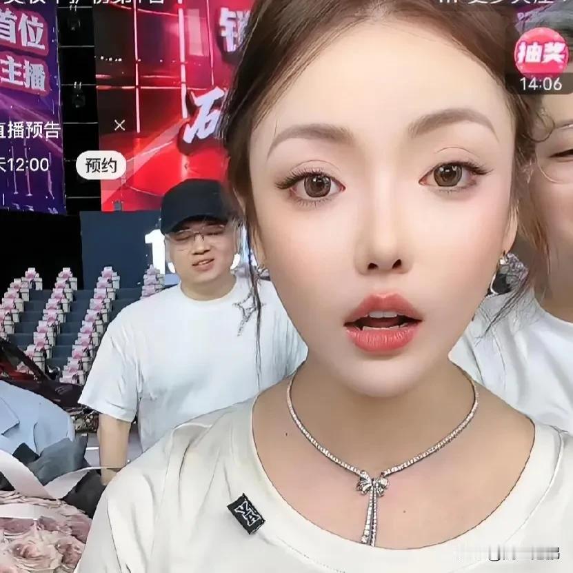 辛巴的表演天赋哄骗了多少辛选用户？
   辛巴永封了，其爱徒蛋蛋的影响力不亚于师