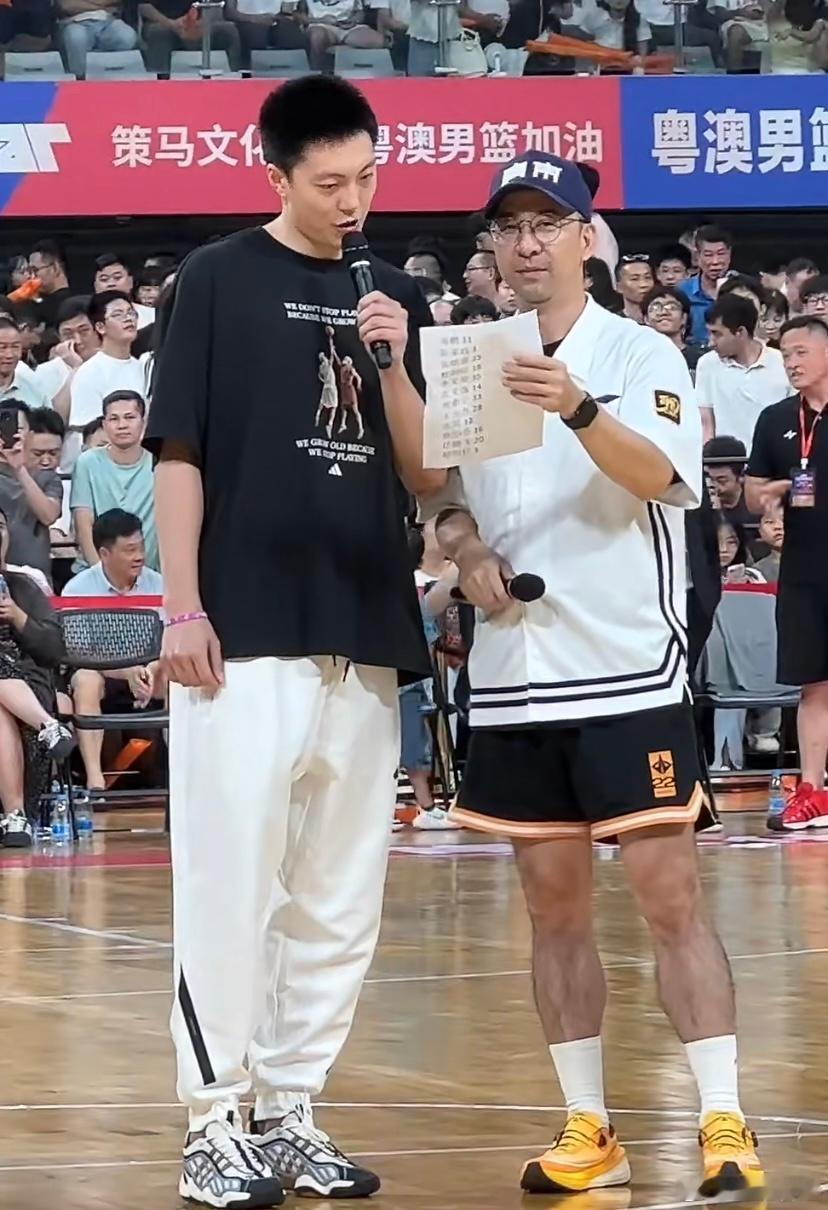 超绝宠粉，中场休息时胡明轩和朱总给球迷们抽送签名球衣！ ​​​