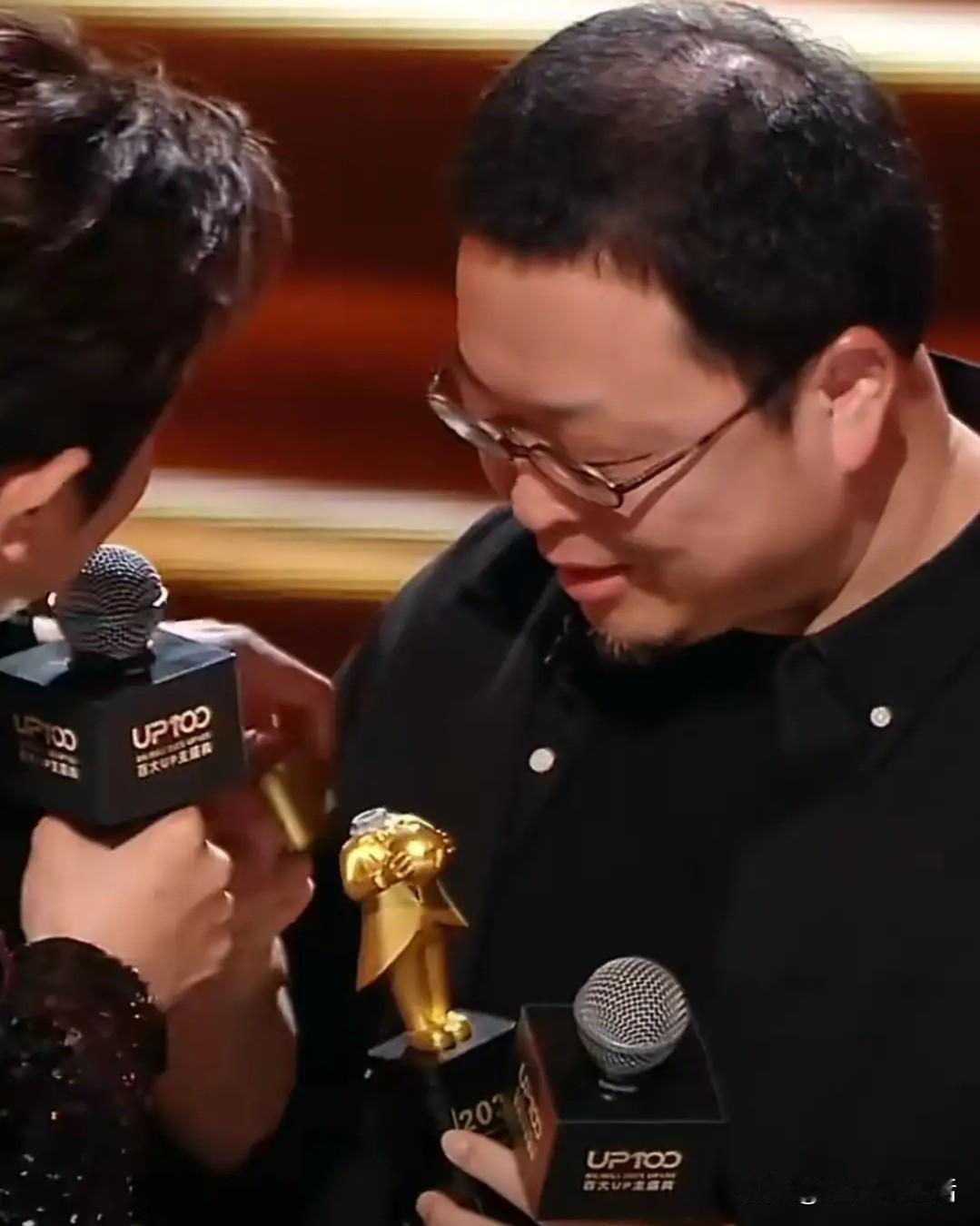 罗永浩在领奖的小金人头掉了，
罗永浩赶紧去捡，
最后只能将小金人抓在一起，
狼狈