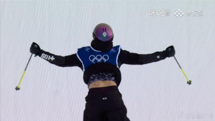 谷爱凌第二轮排名第二  瑞士名将格雷莫德第二轮滑行得到86.96分，跃居第一位，