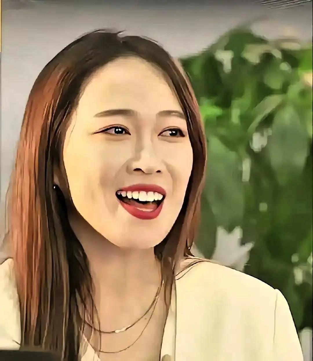 我得吃饭！

开播5分钟就被满屏“蹭董宇辉”“不配卖货”的弹幕围攻，换谁都得慌，