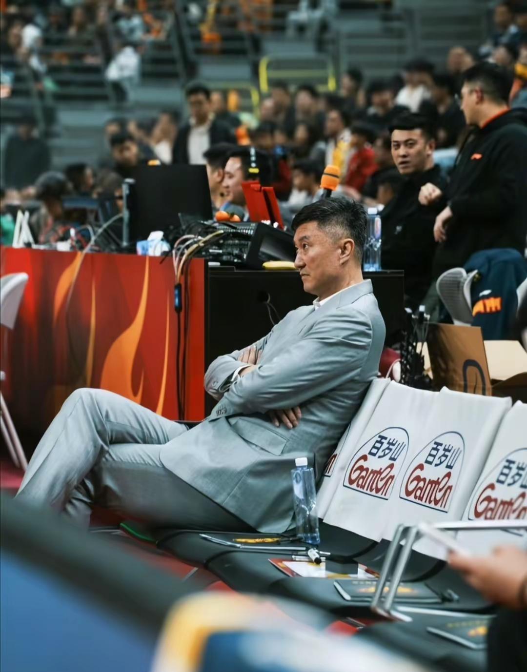 还是不敢相信，好希望是这个消息是假的呀，因为我觉得杜峰指导就像是广东男篮的一位大