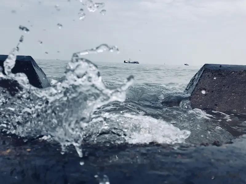 “人不可貌相”经典下联是“海水不可斗量”，此对句工整，名词对名词，动宾对动宾，且