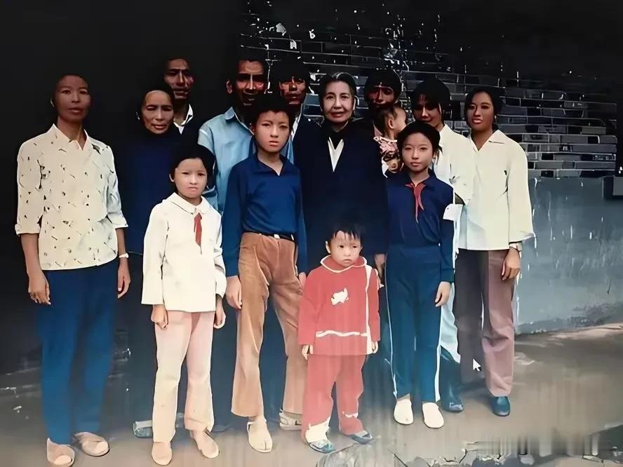 1985年，重回井冈山的曾志，终于和长子石来发一家人团聚了。听到孩子们亲切地叫奶
