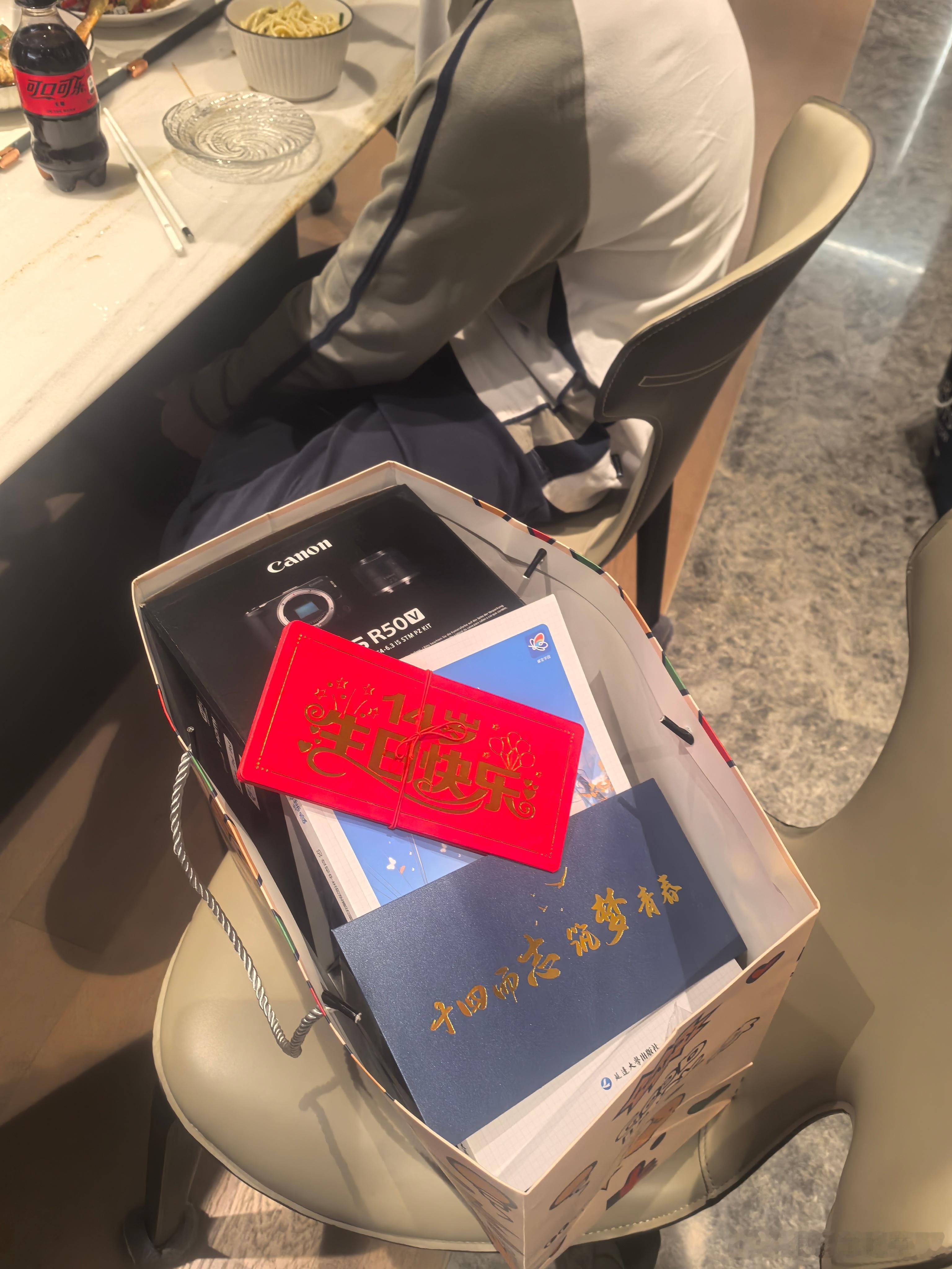 我儿子k总也14周岁了回头看哥也才初中毕业呢时间好快 