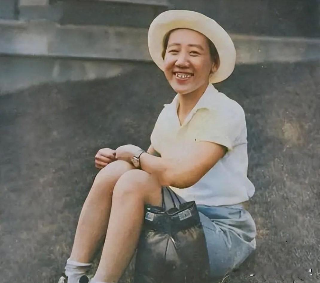 照片中这位便是被称为“帝国之花”“东方魔女”的川岛芳子真实留影！
我们可以发现，