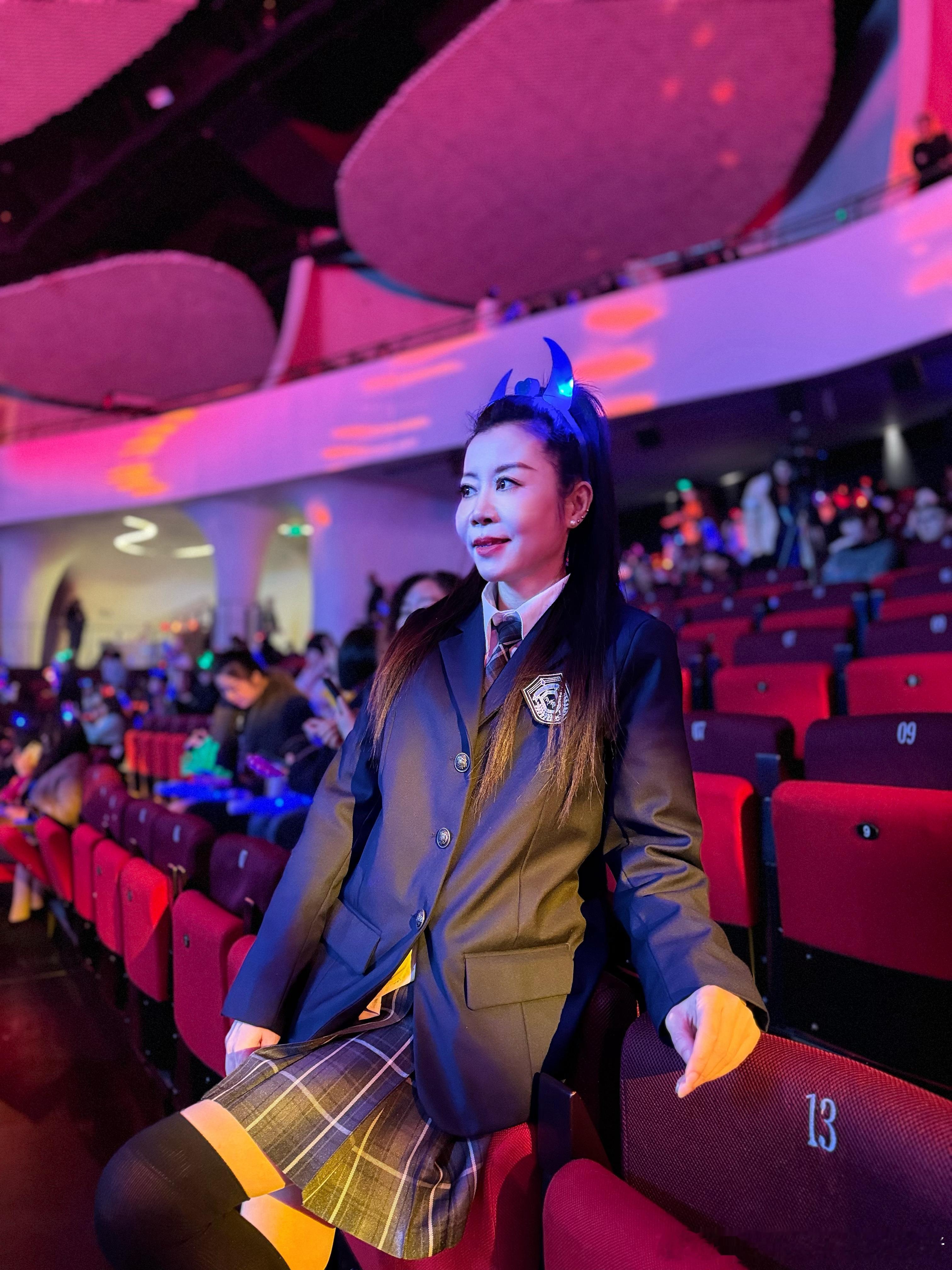 #跨年狂欢#2-4: 加入狂欢有惊无险走下舞台还来得及看杜德伟的压轴演出立马加入