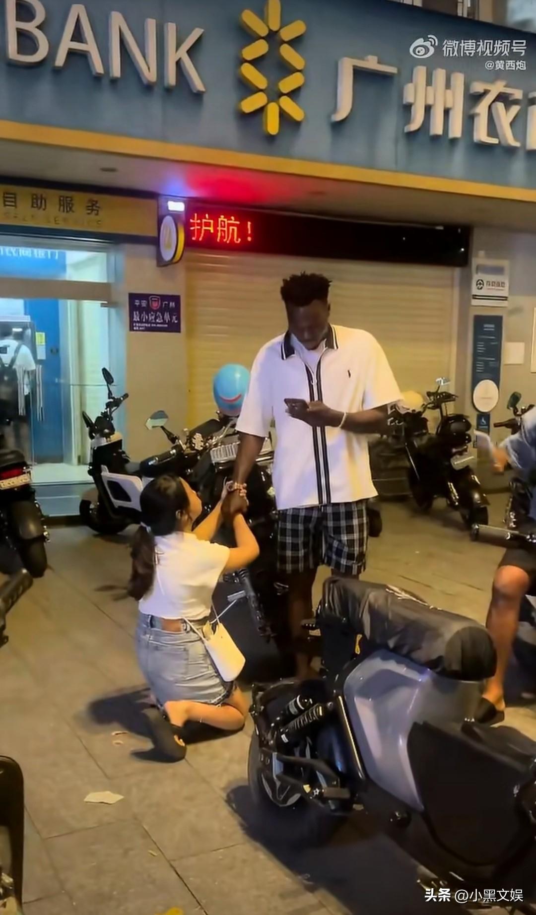 这个女的求她的男朋友不要和她分手。直接跪在地上了，看完真的火大。
这一跪直接脸面