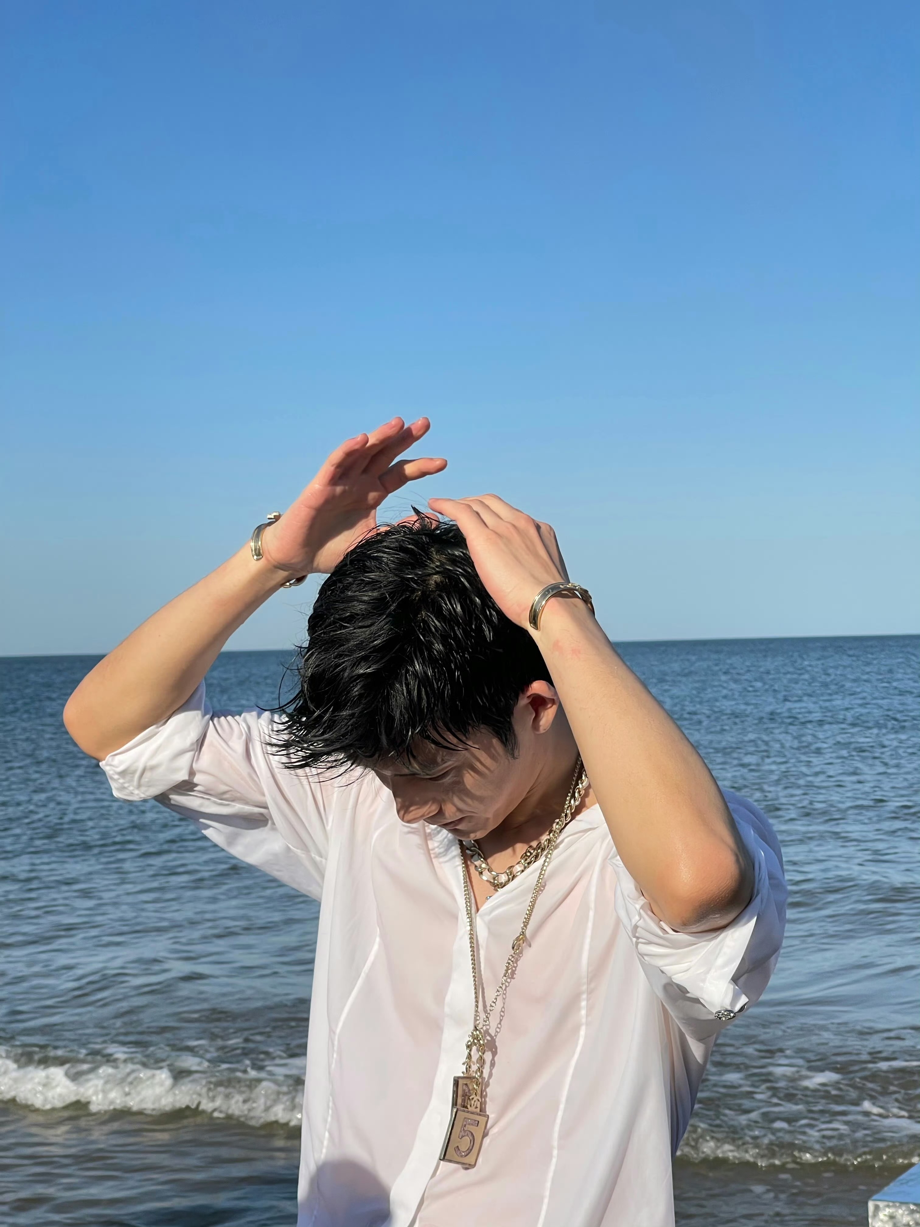 井柏然海边半裸身材Luke身材没话说 谁被海边的井柏然狠狠惊艳到了[拜托]不刻意
