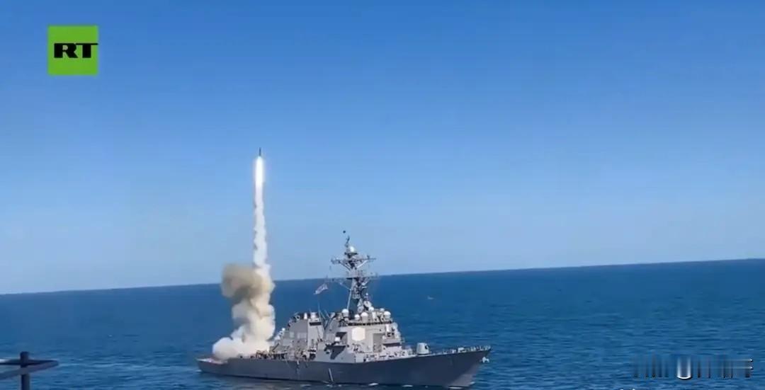 美国海军是懂老特的小心思的，不像美国陆军阅兵整的那么寒酸，直接给这位美国总统表演