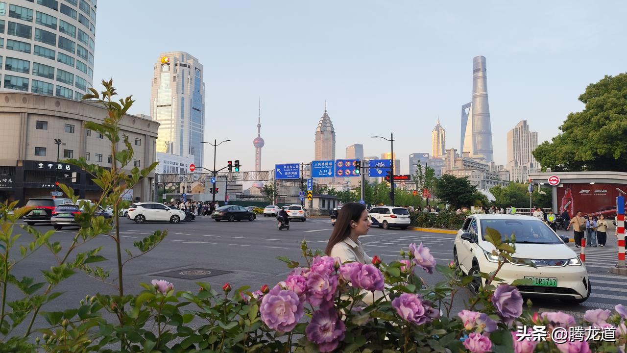 我认为支持。随着生活水平的提高，越来越多的小学生为生活上的方便带上了电话手表，关