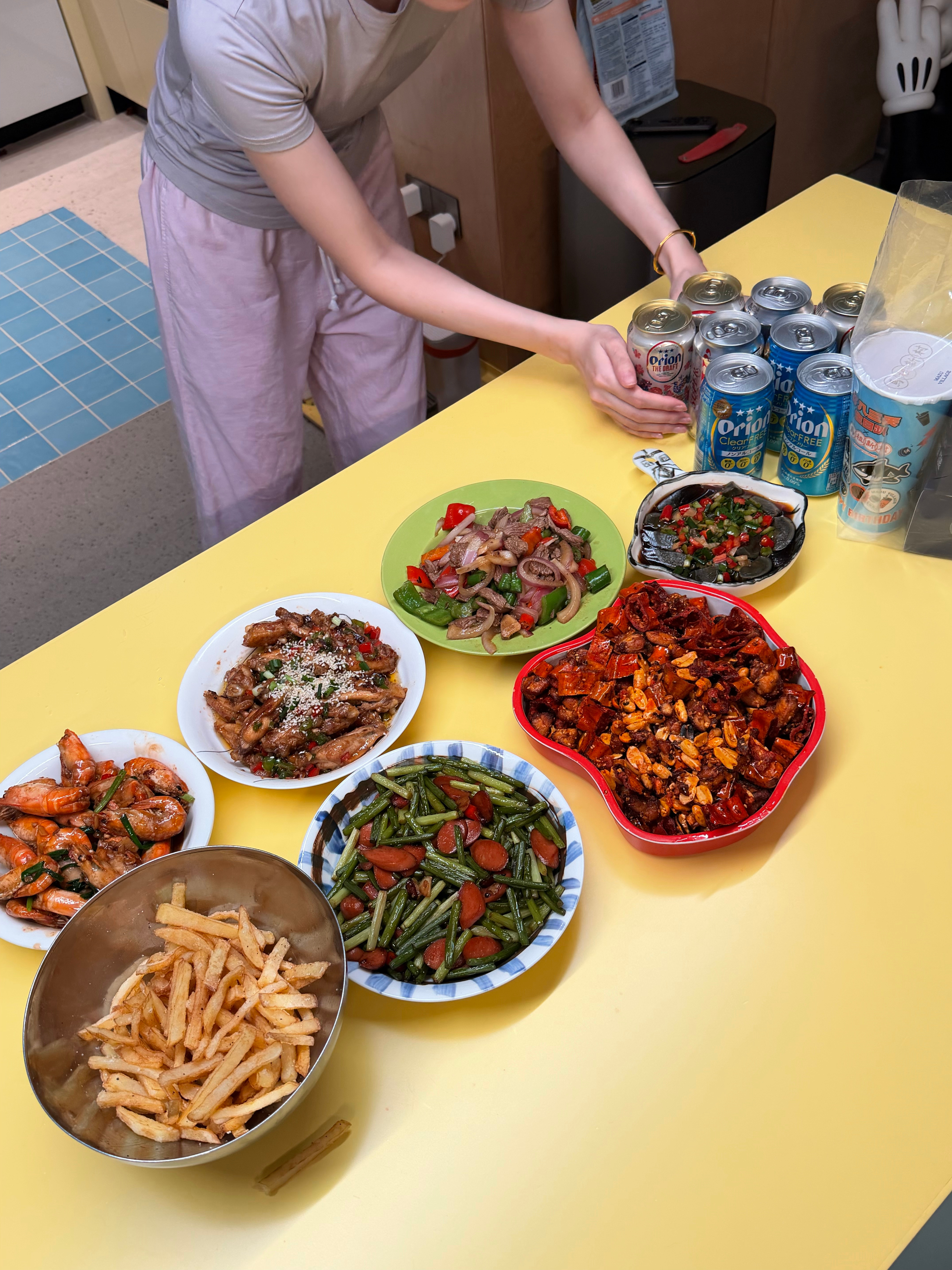 到家弟弟妹妹们做好饭菜等着了 