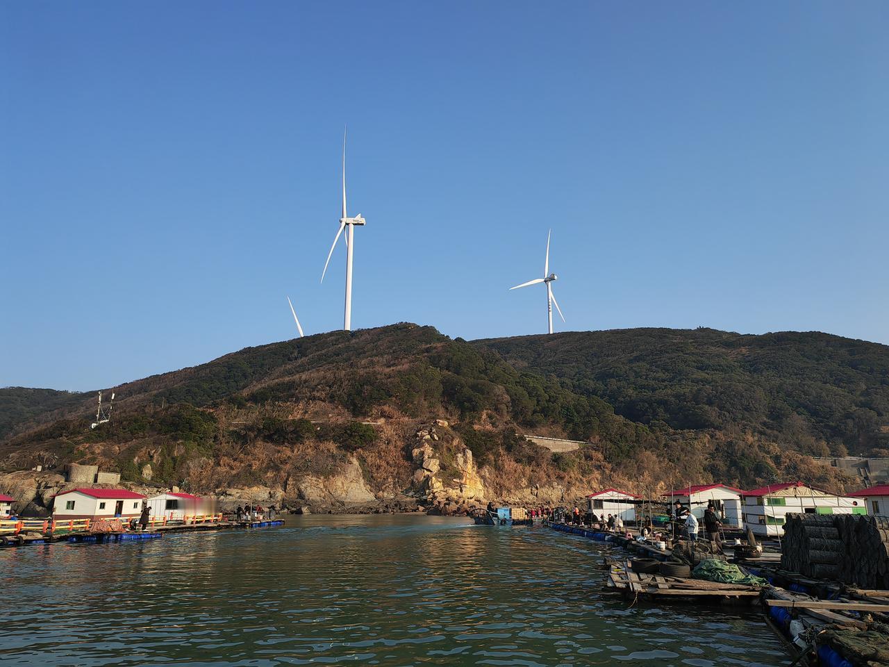 平潭碧海连天，风车映礁，海钓人抛竿候鱼，银鳞跃浪，海风满袖。

周末平潭一日游，