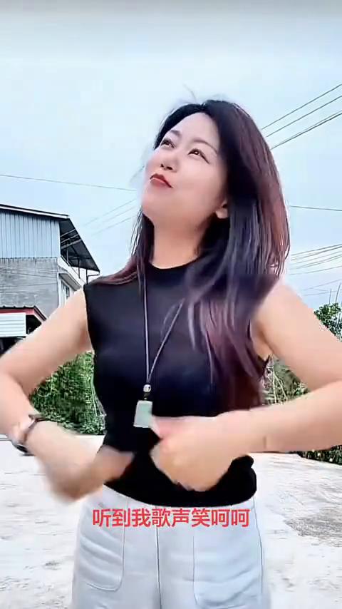 当我歌声怕小哥哥，我醉到想你心要狠，要狠要狠要我心里头美。他不说话只看着我来笑，