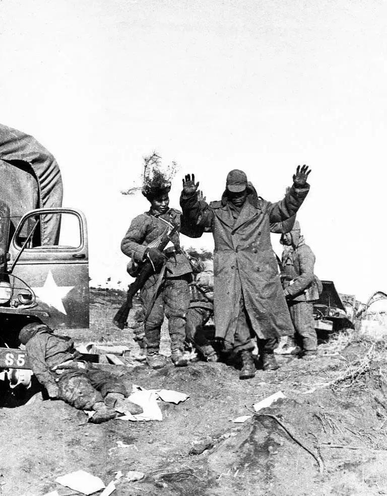 1951年朝鲜战场，志愿军伏击美国一支运输队后，俘虏幸存的美国大兵。