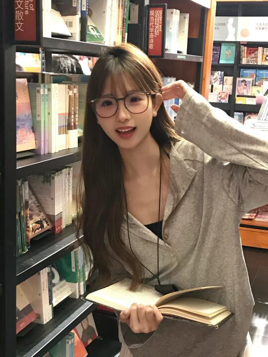 下雨天躲进书店📖₊⁺🐾