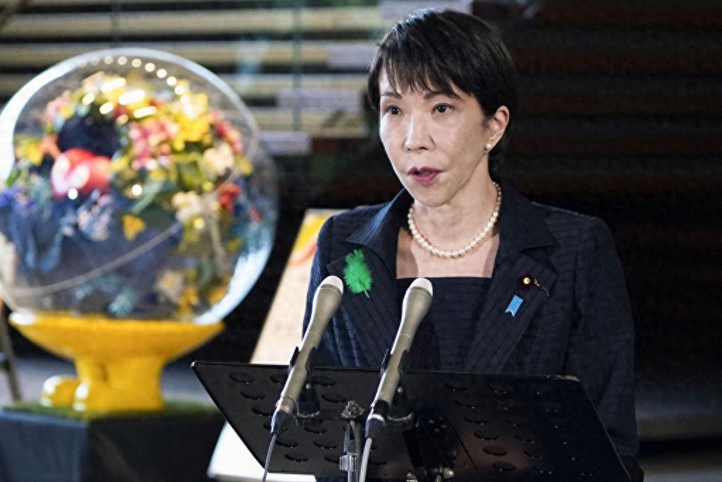 刚经历7.7级强震，日本政坛却上演了一出令人大跌眼镜的戏码。
 
一边是大地撕裂