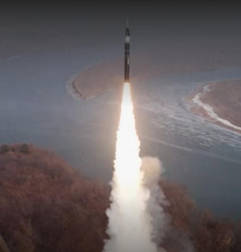 朝鲜的洲际导弹一次次刺破天际，拖着耀眼尾焰直上云霄，而美国2026年国防战略报告