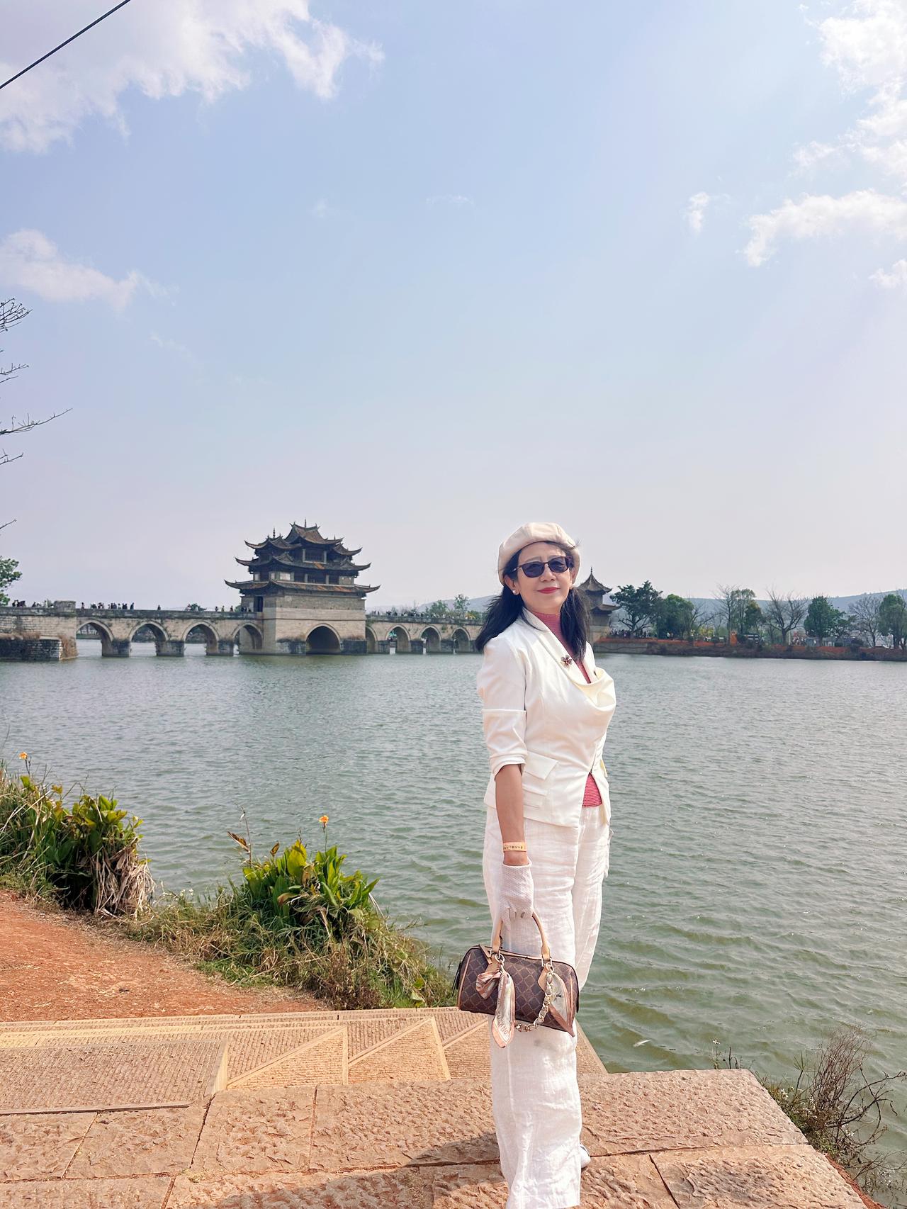 建水的十七孔桥本名双龙桥，横跨两河，是清代留存的古桥，也是建水小火车行程里最动人