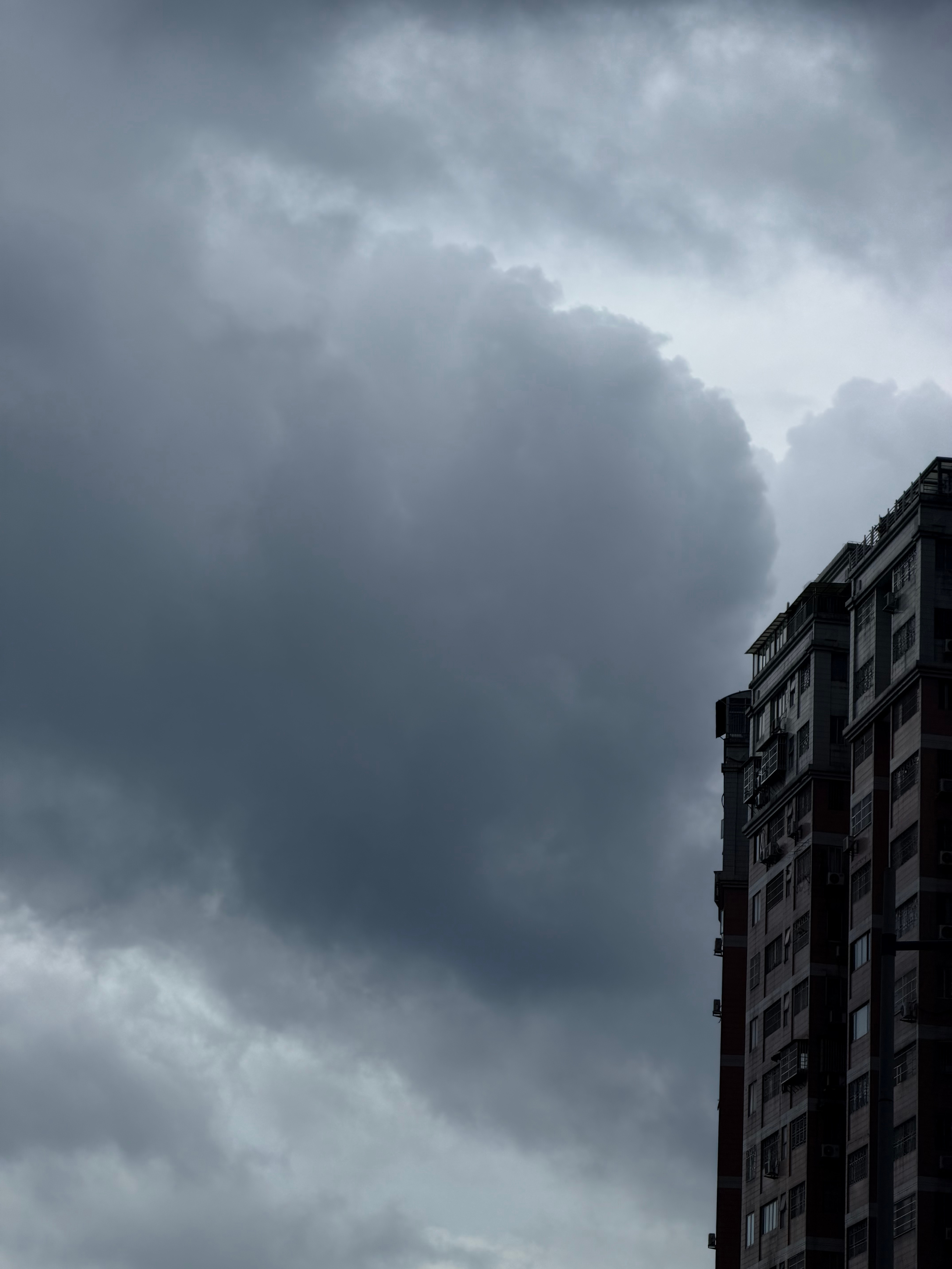 感受一下暴雨⛈️降至 