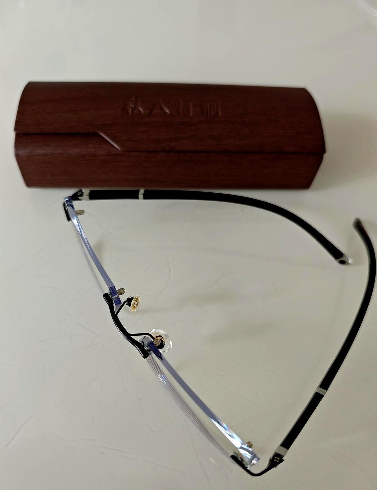 刘涛那天在苏州，不是拍戏，是帮非遗眼镜带货。
她蹲地上给粉丝签名，扶大妈的镜框，