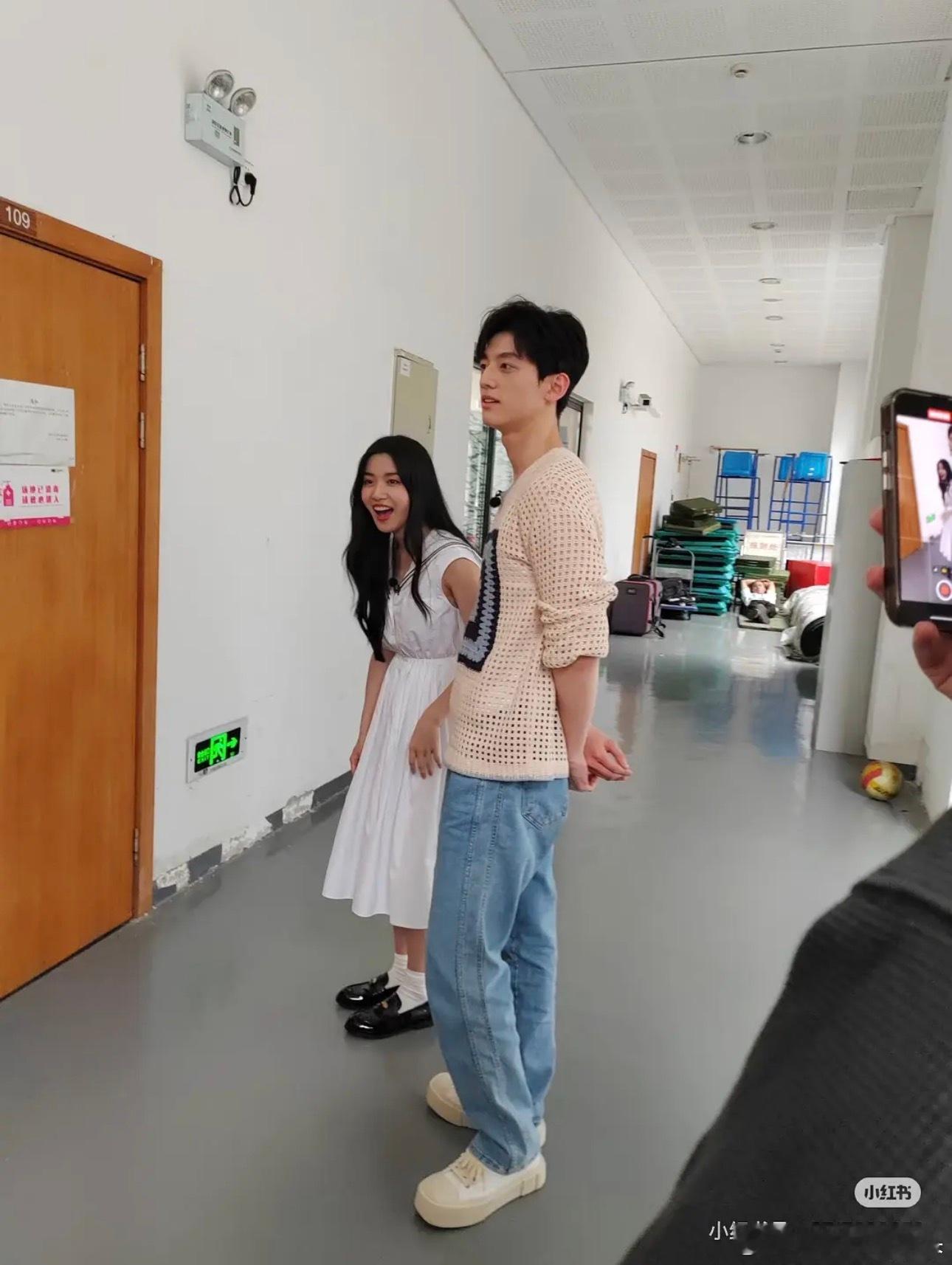 发型决定颜值，赖伟民要不还是把卷发焊死在头上吧 