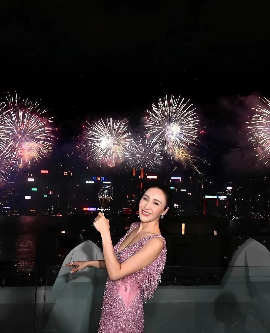 黎姿小姐还是这么漂亮，珠光宝气里面的黎姿妆造放在18年后的今天，仍是潮流时尚[赞