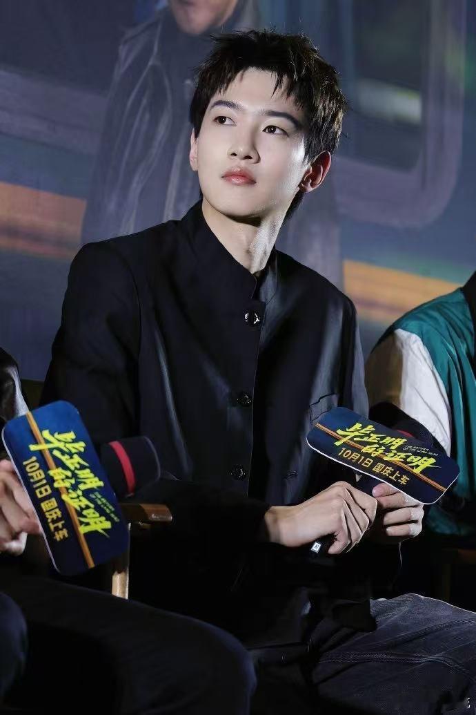 邬家楷内娱上了一款新型魔丸 这段戏真的是演技秀场，邬家楷前半段还在和警察一起抓贼