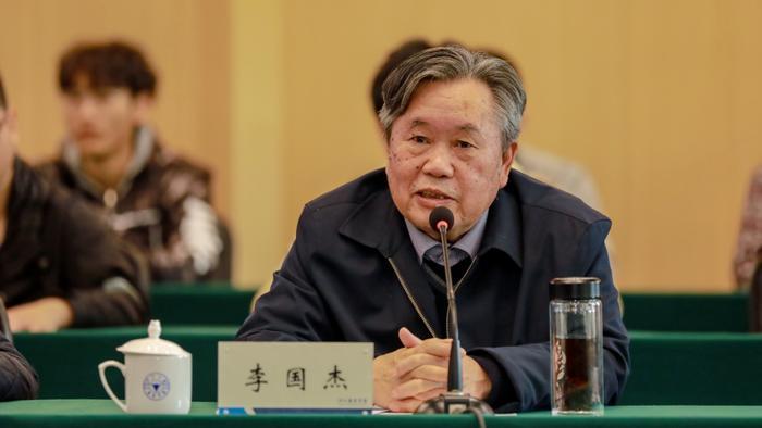 1990年，李国杰被聘为国家智能计算机研究开发中心主任。1995年，李国杰当选中