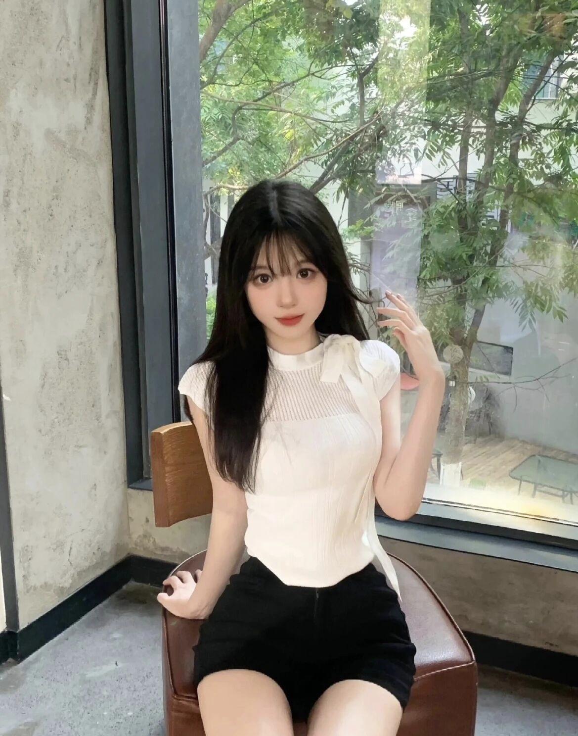 窗边的绿意撞进眼里，偷得浮生半日闲，温柔就藏在这细碎的时光里