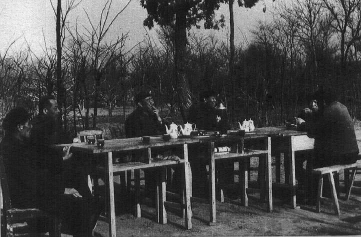 1973年冬，杨国夫（左三）在山东省潍坊视察工作，同地方领导同志座谈。