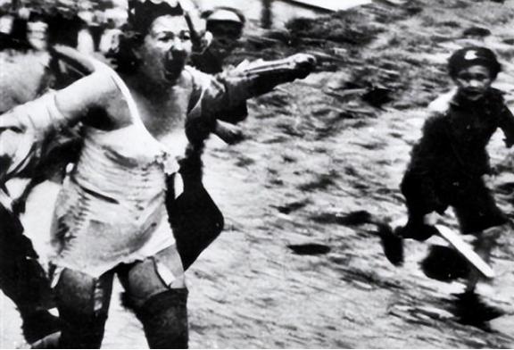 [月亮]这是1940年，某处集中营，犹太女人被折磨的照片。这些照片在二战时期都是