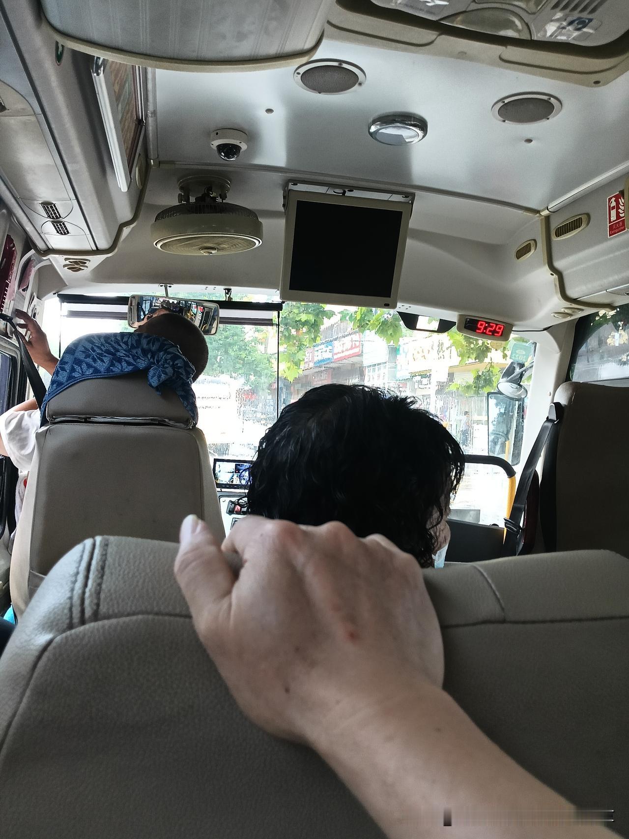 今天回老家坐大巴车，我是9点坐上的车，9点半还没有出城，几公里的路，就这样走了半