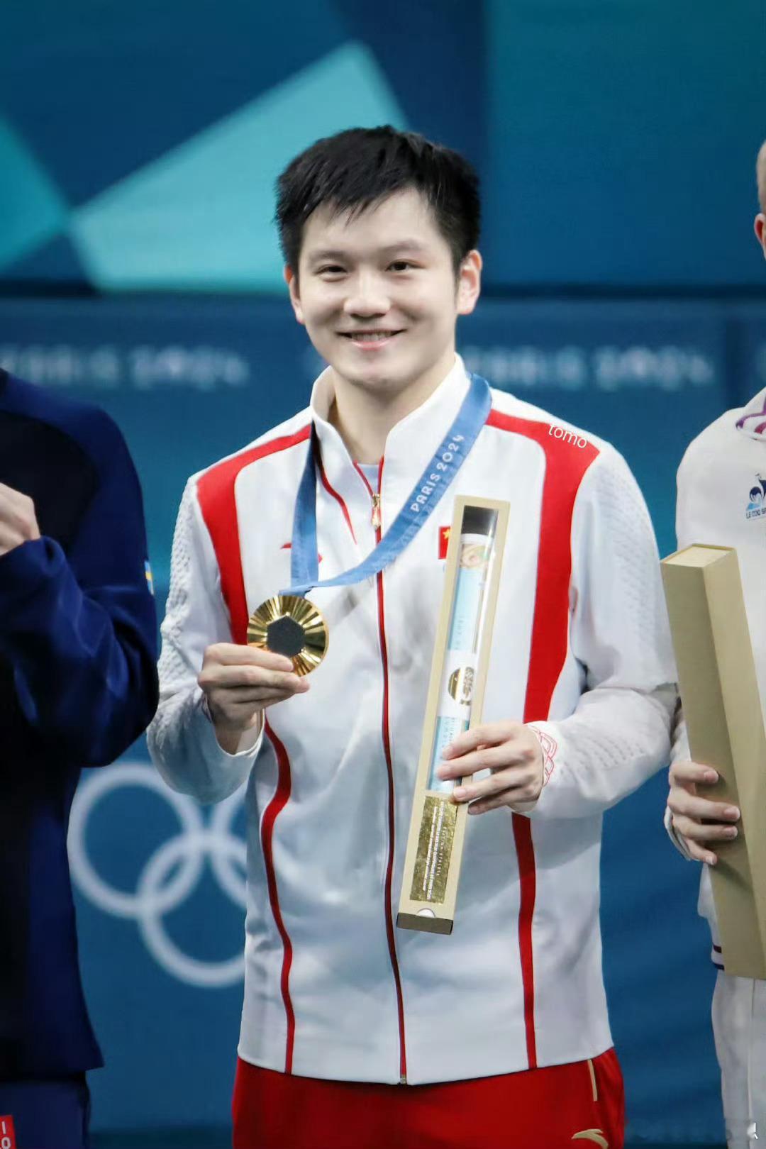 樊振东王曼昱盛李豪受表彰恭喜樊振东荣获全国先进者表彰[拳头]为国争光的本职十几年