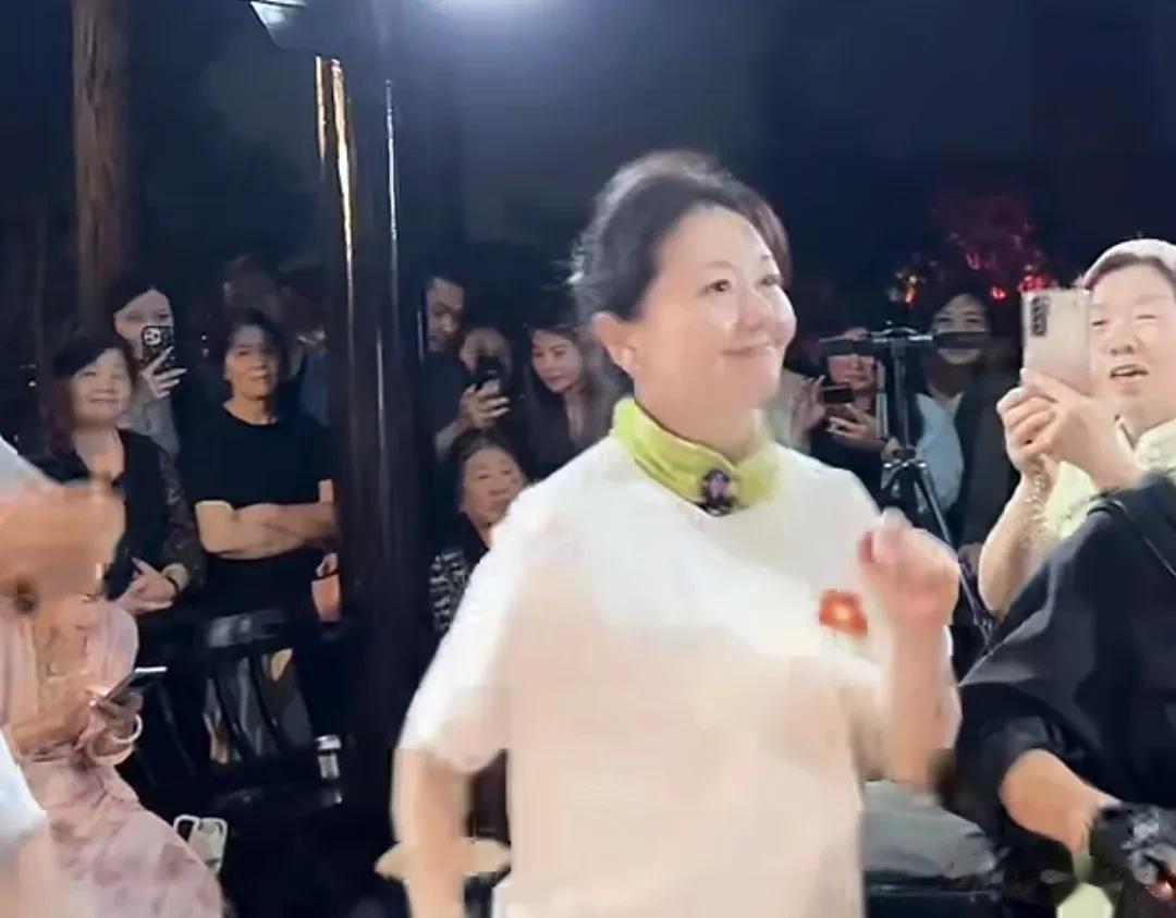 豆豆姐姐还是很有号召力的!
周末晚间，豆豆在家乡南京跳广场舞，许多老年人都非常喜