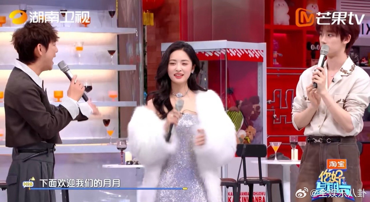 被沈月敬酒时的那个笑容击中了！是干净、明亮又带着点小得意的笑，像夏日汽水一样清爽