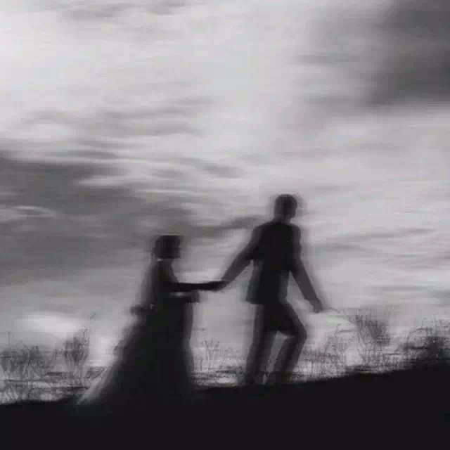 “一个人可以捱穷，两个人就不行了，因为会忍不住把自己的穷都怪罪给他。”丨亦舒