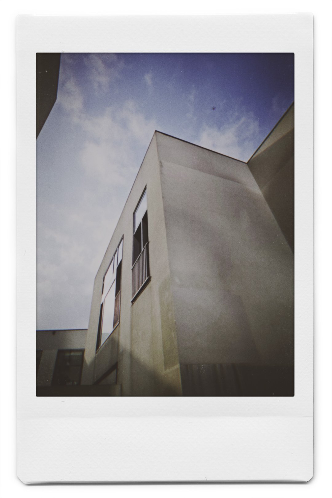 演员逼真到根本看不出来是AI现阶段还是看得出来，还挺明显的，也挺生硬的，替代初级